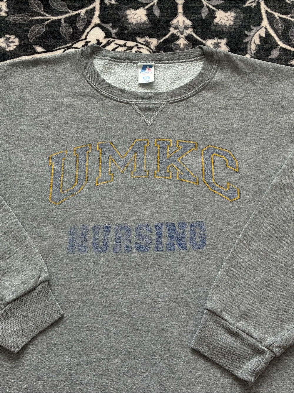 000 - VINTAGE 00s UMKC NURSING UNIVERSITY OF MISSOURI KANSAS CITY SWEATSHIRT